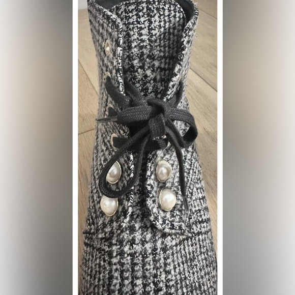 CHANEL 20B Tweed Fabric Cap Toe Pearl Lace Up Ankle Bootie Boots Shoes - Picture 11 of 12